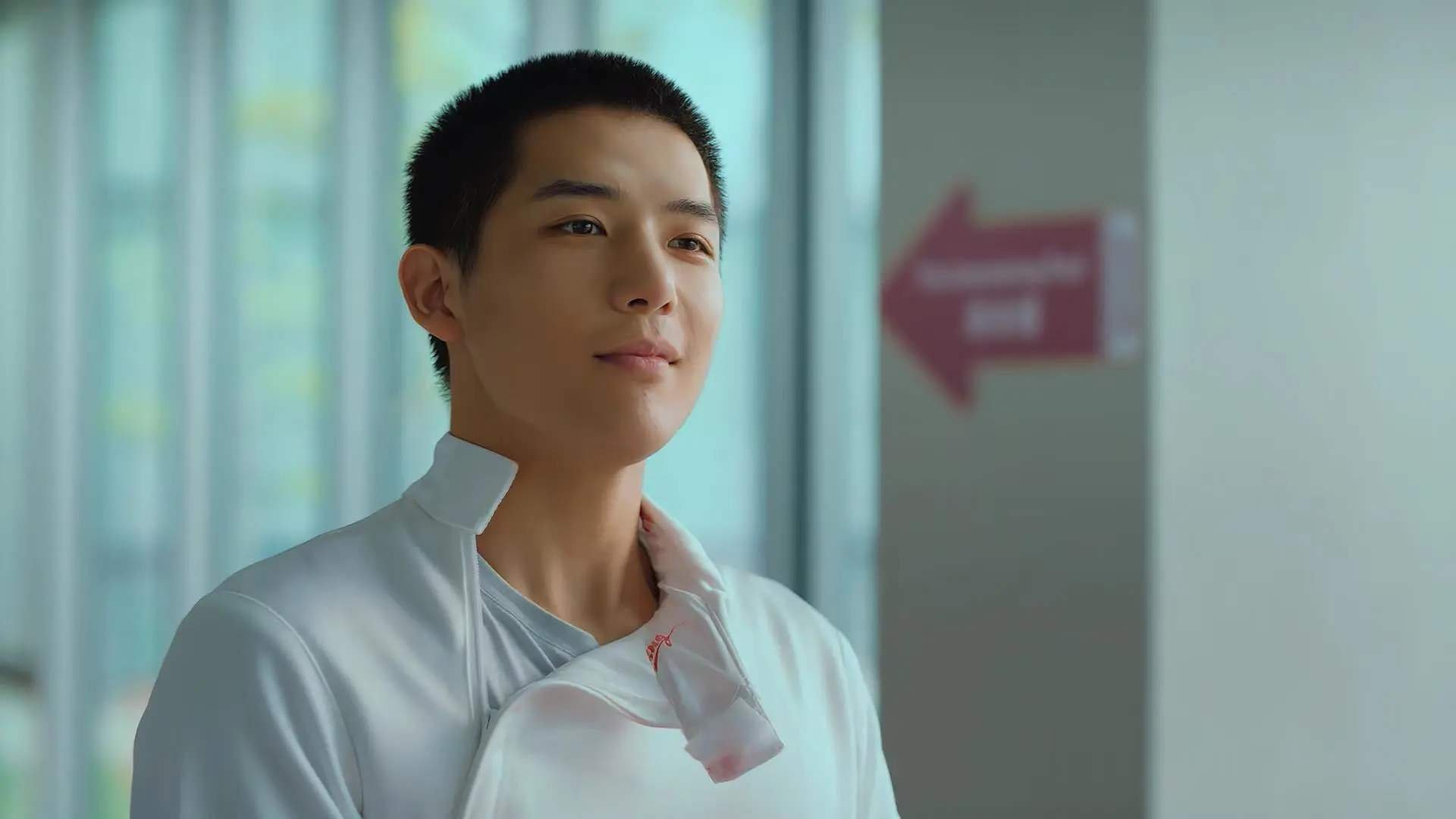 开云官方网站-城市灯光水上摩托，青春夜色的极速追逐，水上灯光秀图片