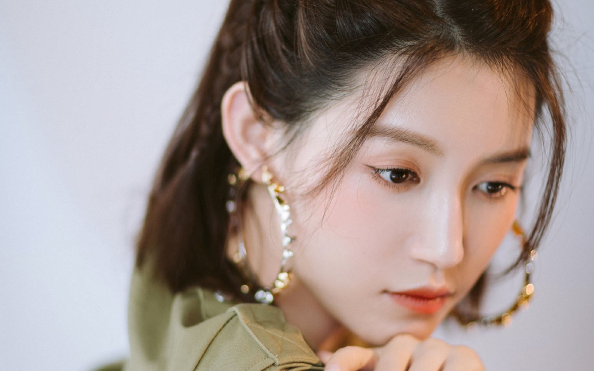 湖人篮网激烈对决，场上实力碰撞令人震撼，湖人与篮网队比赛