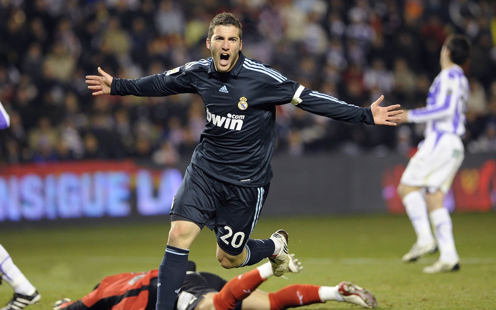 现代科技虚拟现实体育争霸，未来运动新风尚，虚拟现实技术给电竞赛事带来的创新